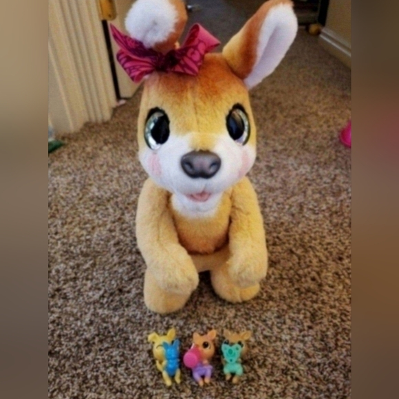 FurReal Mama Josie Kangaroo - Picture 1 of 5